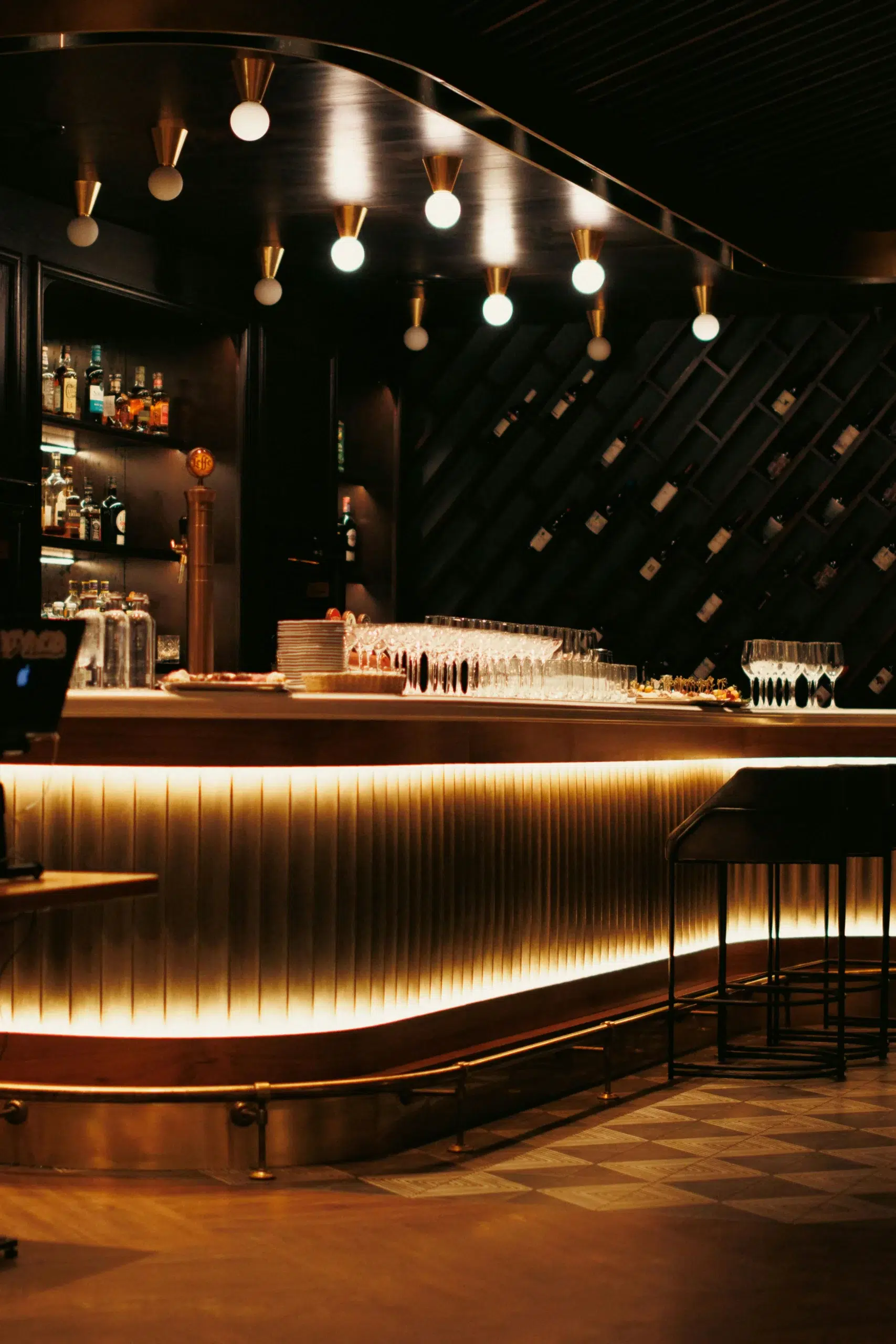 L’architecte d’intérieur d’un bar-restaurant : créer une ambiance qui évolue du déjeuner au cocktail de nuit